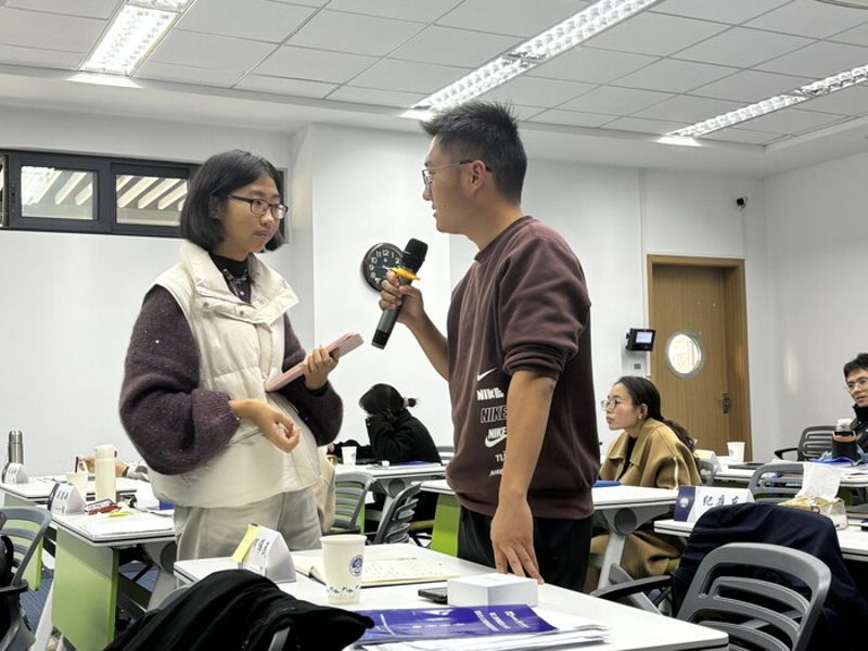 工作坊的法语同学与镇江港学员互动